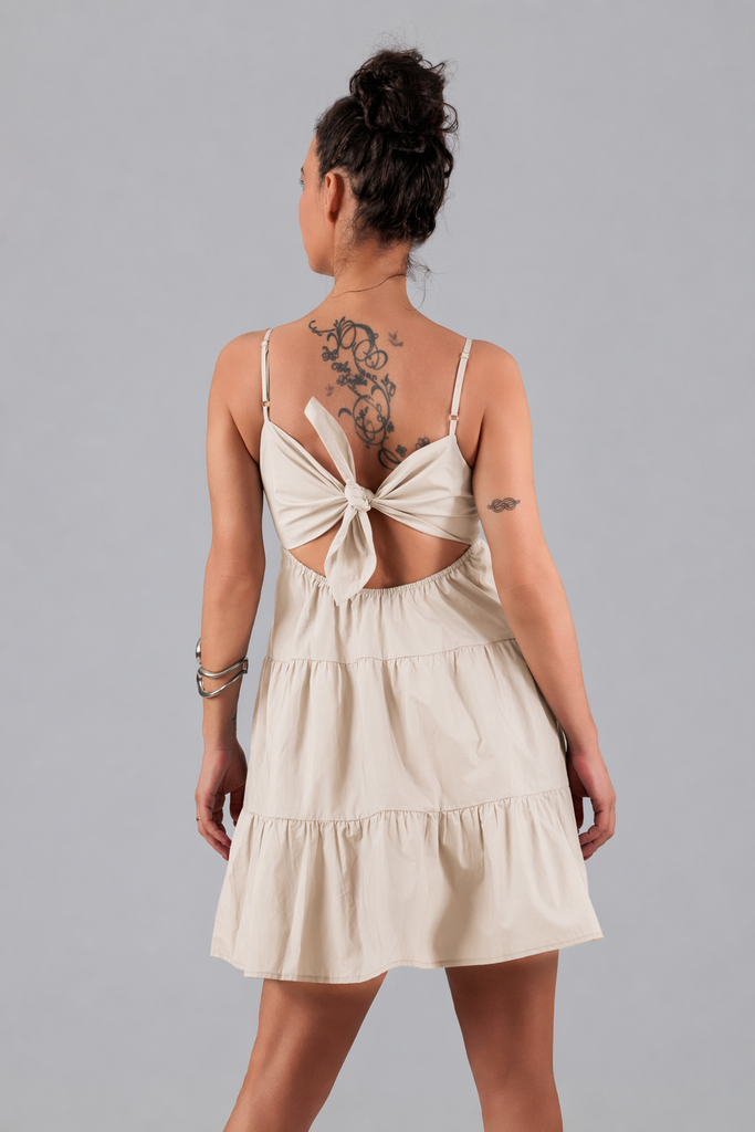 VESTIDO CORTO LAZO ESPALDA